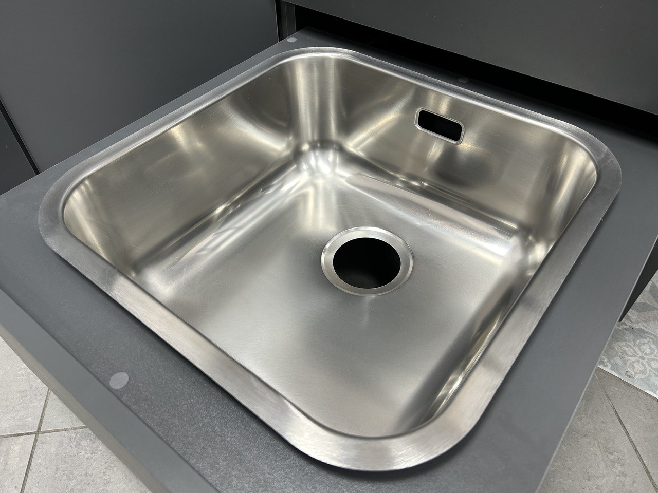 Кухонная мойка из нержавейки Omoikiri Omi 44-U/I-IN Quadro нержавеющая сталь